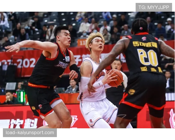 终场哨响，深圳队老将郜林向主场观众挥手致意